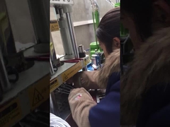 เครื่องฉีดพลาสติกแนวตั้งขนาดเล็ก 20 ตันสำหรับสายส่งสัญญาณ