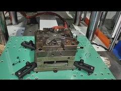 เครื่องฉีดขึ้นรูปแบบสไลด์เดี่ยวแนวตั้งขนาด 160 ตันที่ใช้สำหรับตัวกรองอากาศในห้องโดยสาร