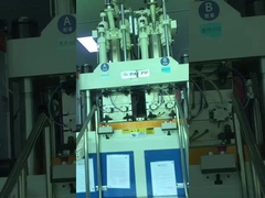 เครื่องฉีดขึ้นรูปสองสีแนวตั้ง 120Ton ใช้สำหรับเปลือกของเล่นสองสี